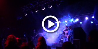 A ver quién encuentra al negro disfrazado de ninja entre el público.